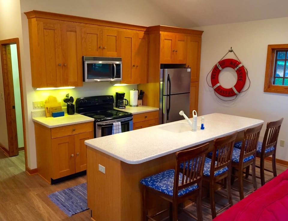 Fully Stocked Kitchen With 4 Island Dining Stools