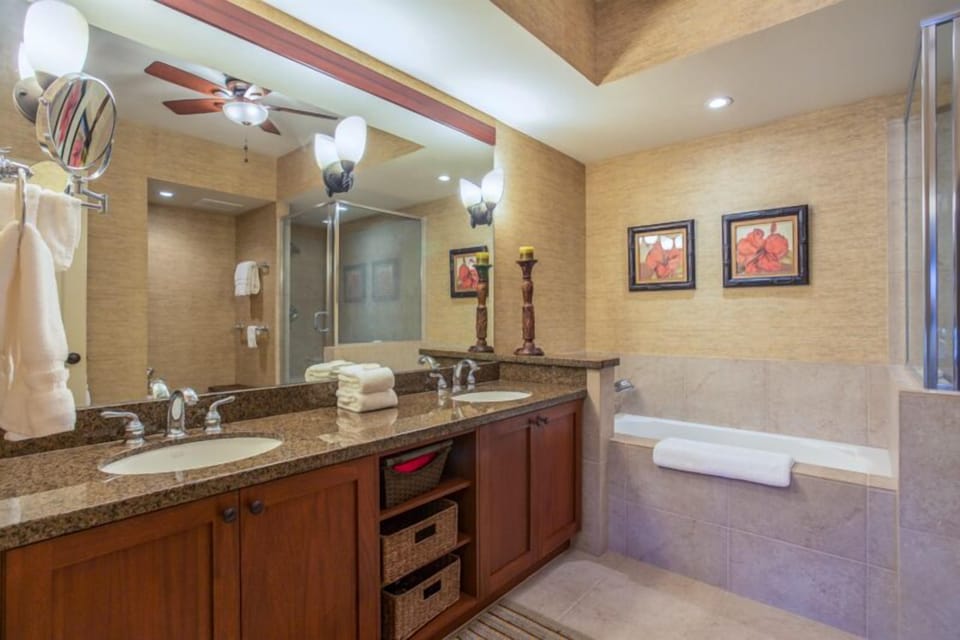 Master Bath (large soaking tub, separate shower, dual sinks)