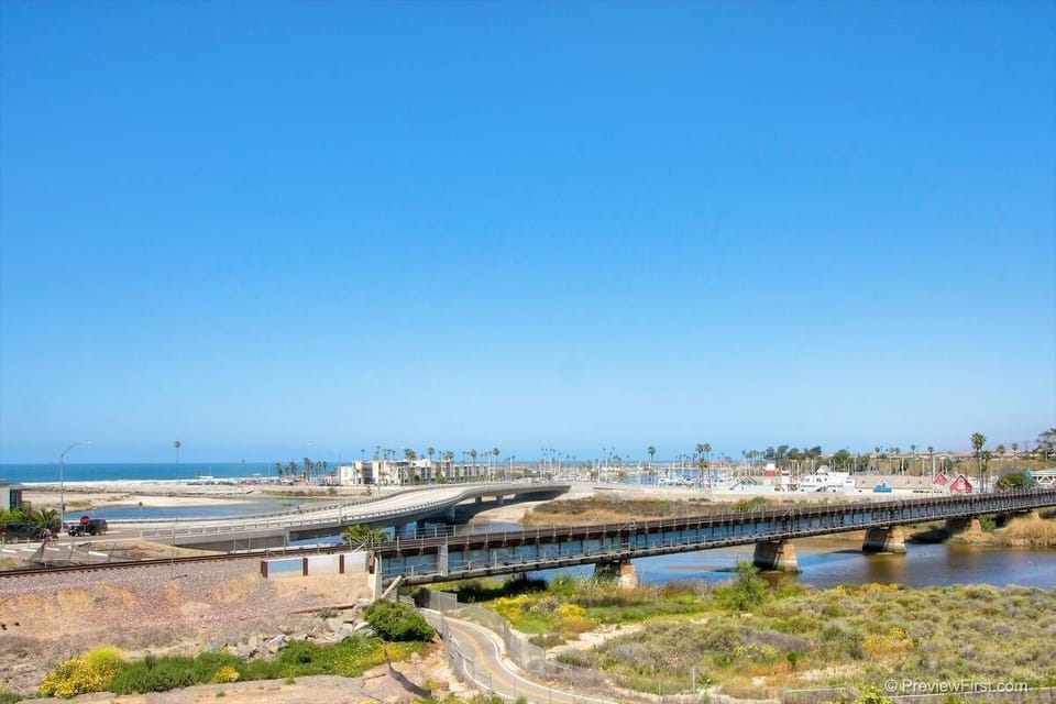 Marina 1.5 mile north. Lots of activities and yummy seafood.