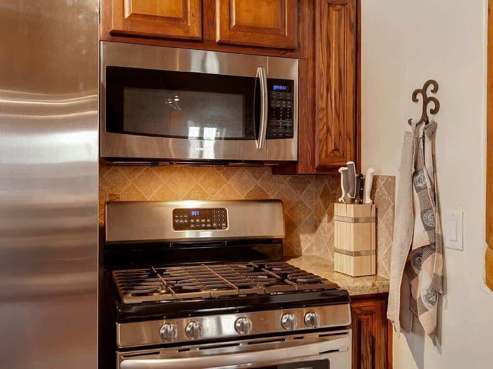 4 burner stove with overhead microwave