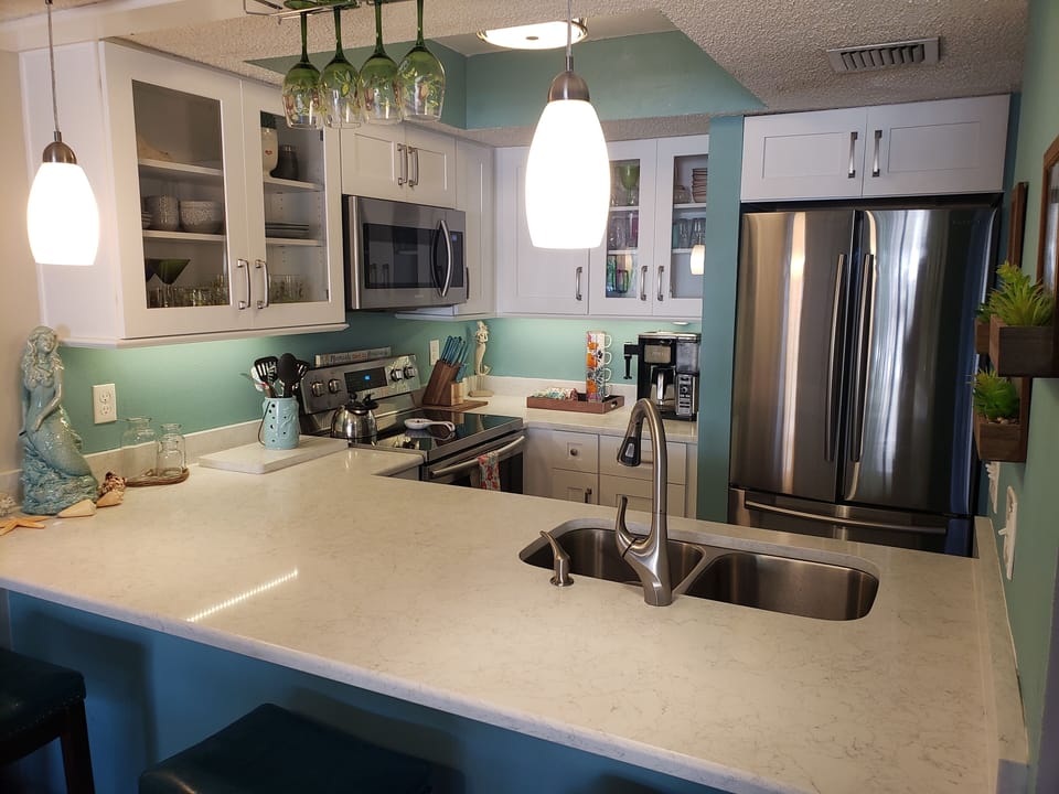 Newly Remodeled Kitchen
Quartz countertops 
