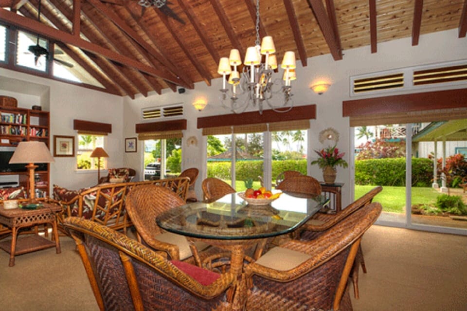 Indoor dining for eight people is a great place for your family to "talk story"