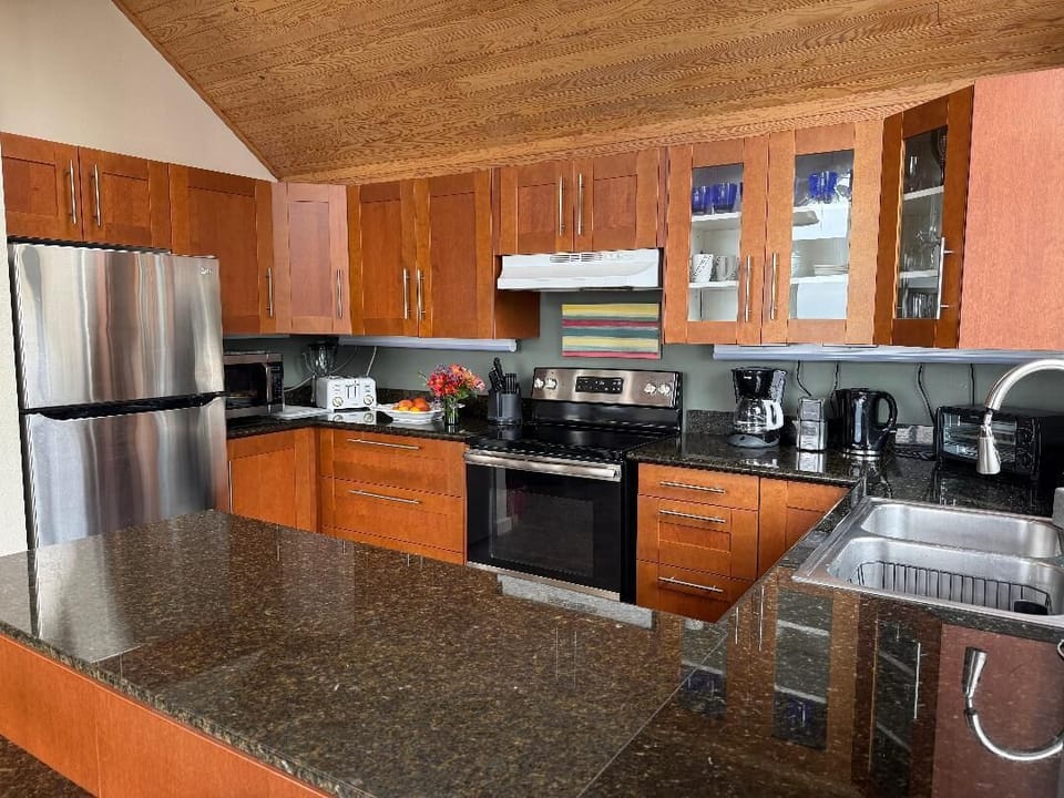 Full kitchen 