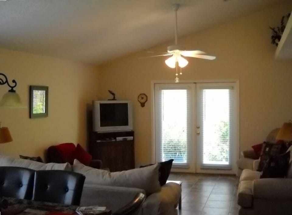 living room - Hi def TV with a DVD player