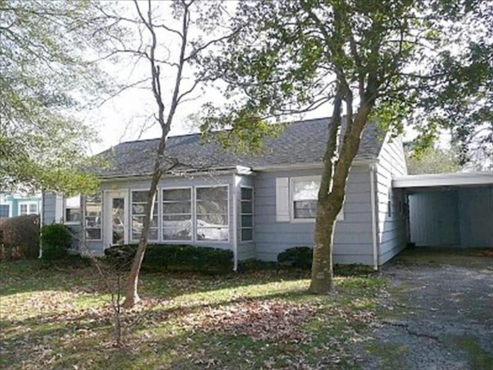 Front of House only 4 1/2 blocks to the Beach