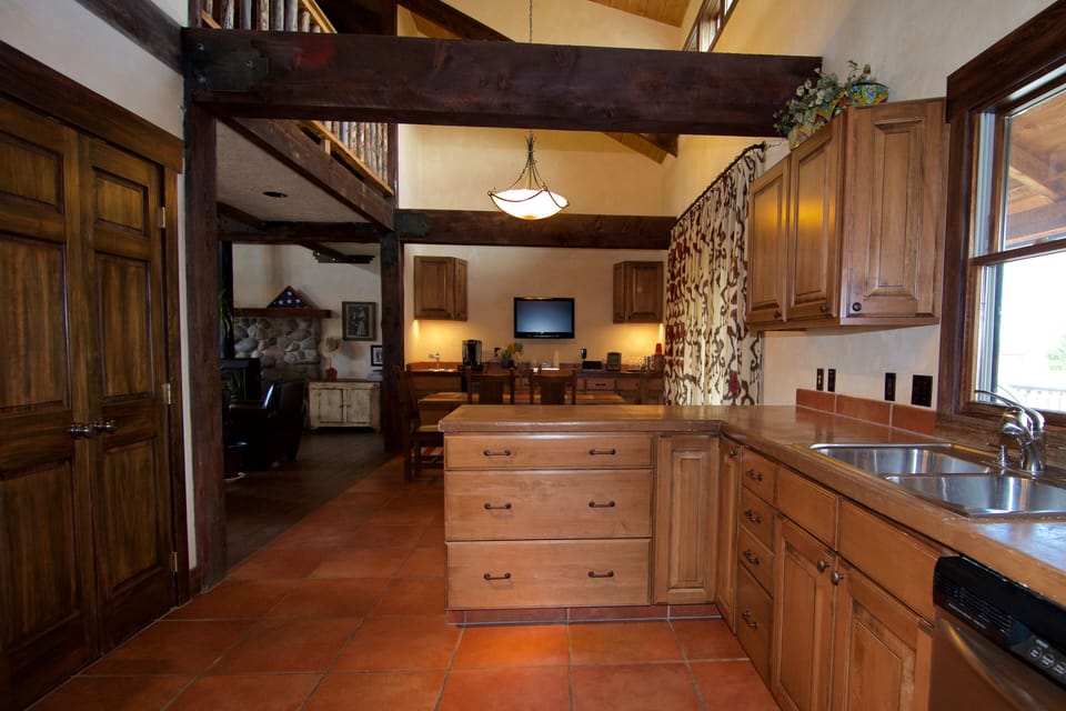 Kitchen & Dining
