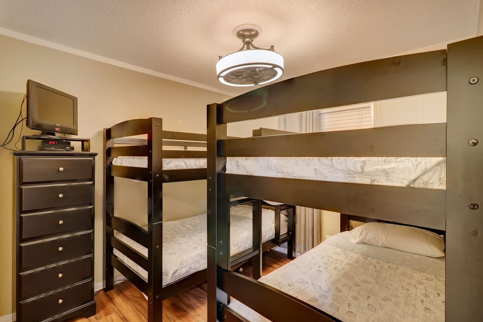 New Bunk Room Sleeps 4 with TV & DVR