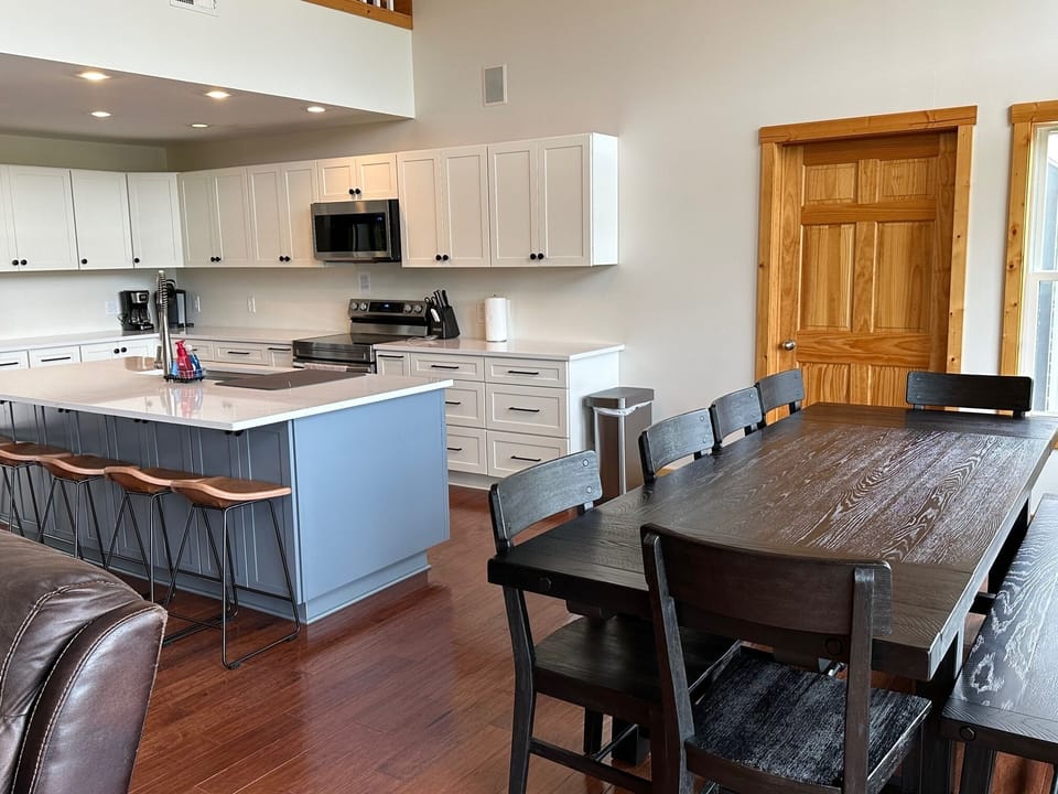 Entry Level - brand new kitchen and dining table for 10 (2023) 
