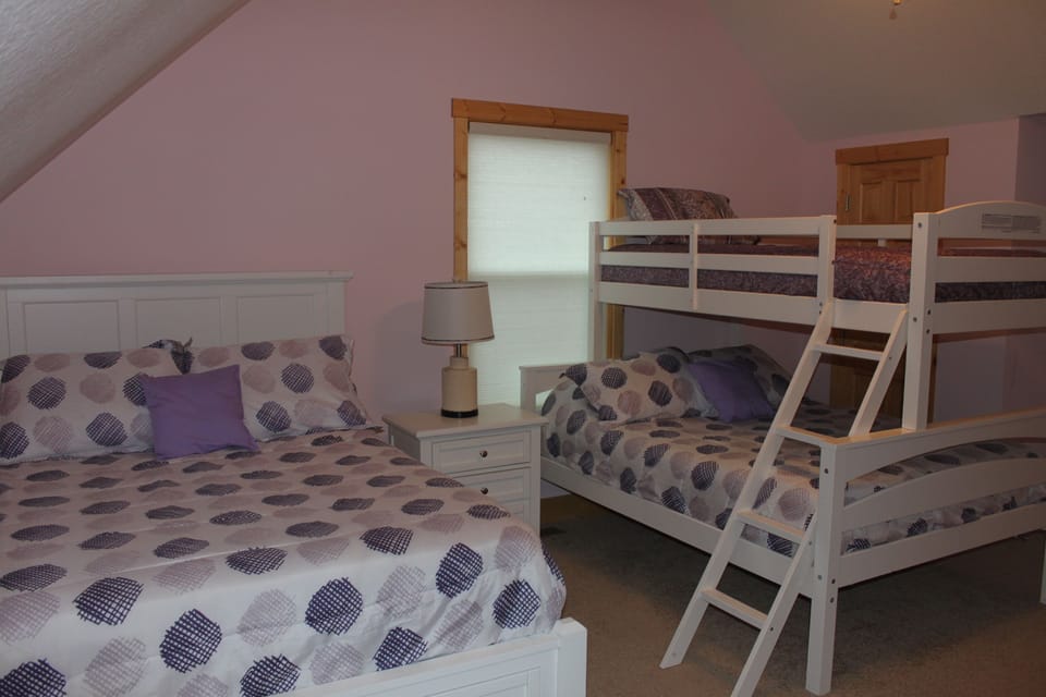 Top Level - Bedroom 6 with bunk beds, shared full bathroom