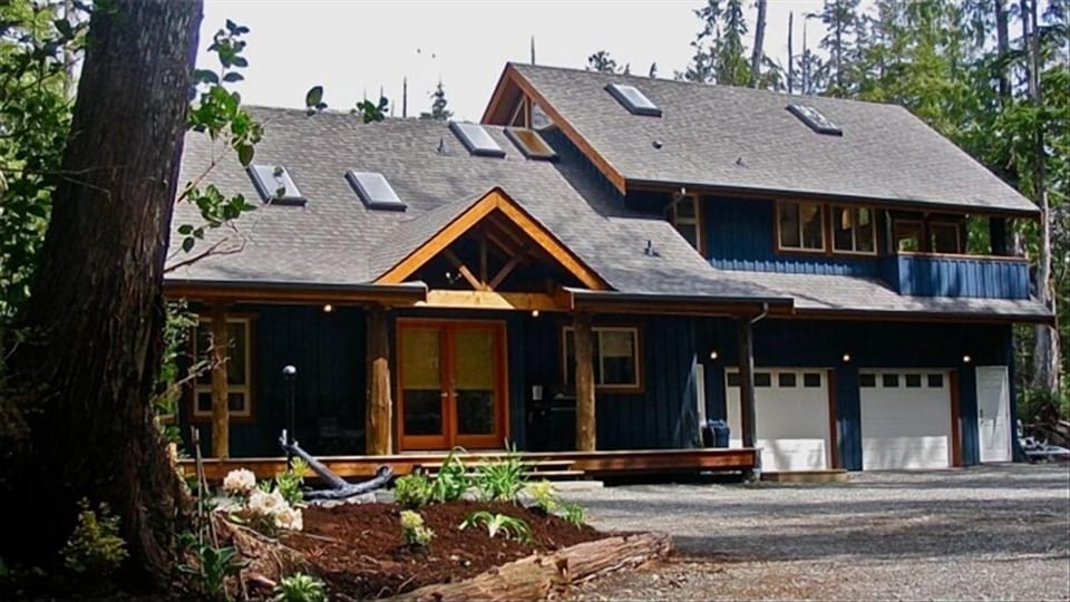Photo from the driveway entrance showing parking area.