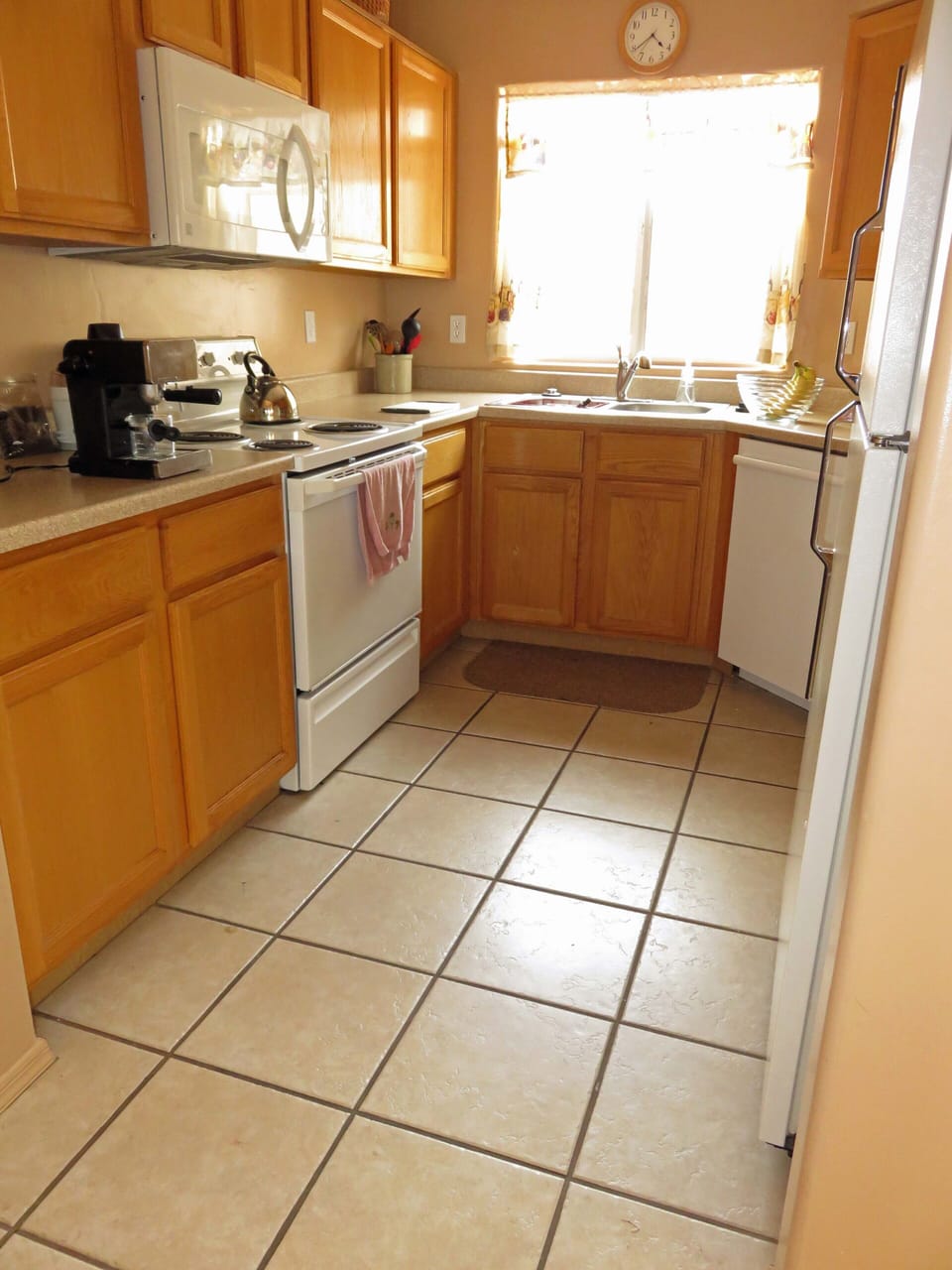 Modern kitchen, fully supplied, many recent upgrades (new dishwasher, microwave)