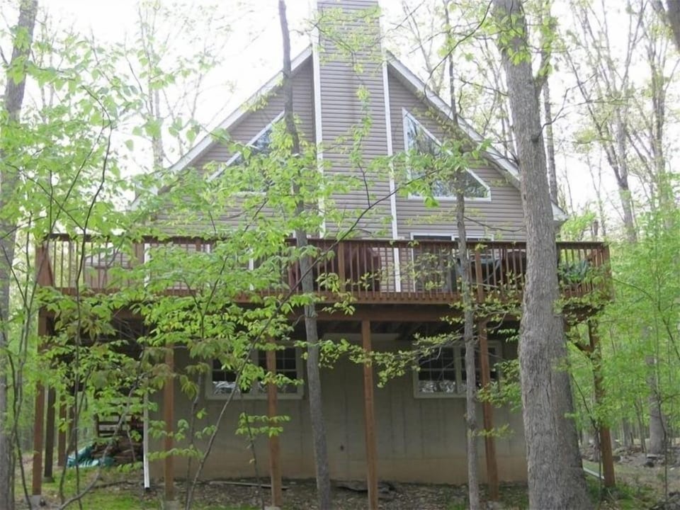 Back of House/Deck (with BBQ & Patio Set (seating for 6)