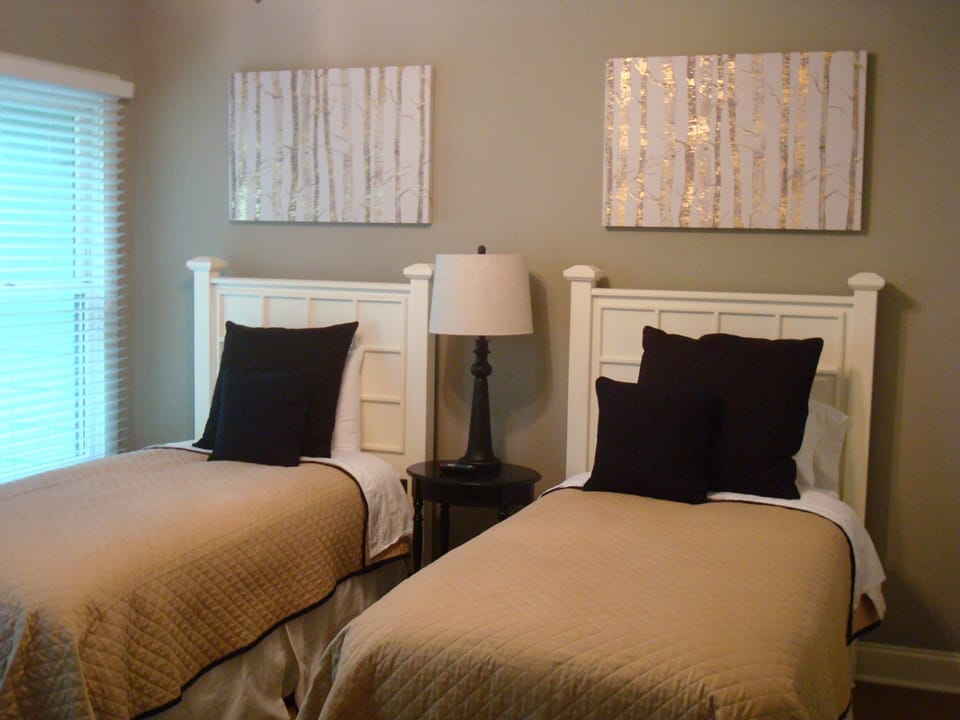 Bedroom 3 with 2 Twin Beds and Tv in the room.
