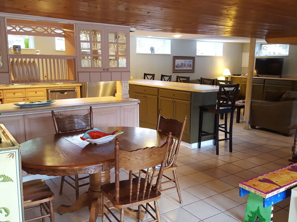 Seating for 10 to enjoy a wonderful gathering together!
