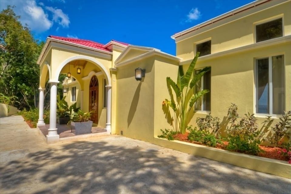 Enjoy the tropical gardens with hibiscus, birds of paradise, papaya and palms!