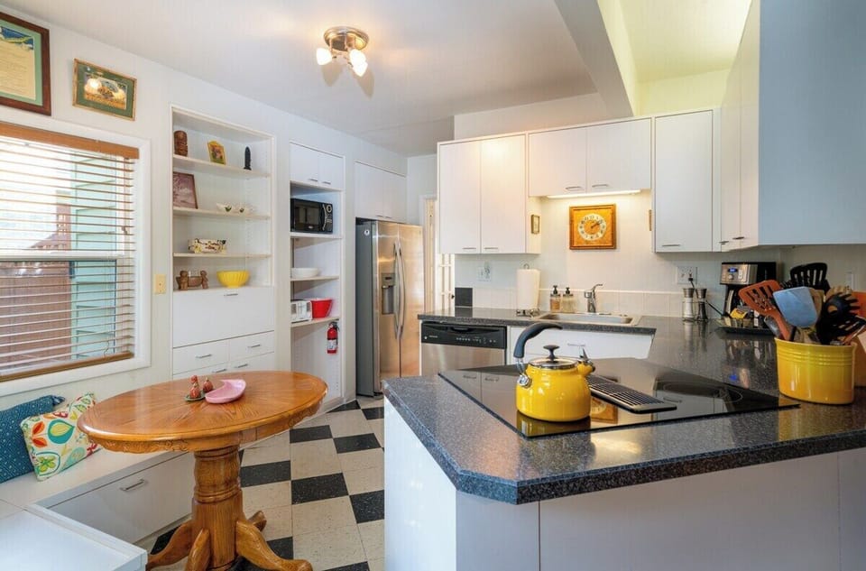Gourmet Kitchen with breakfast nook