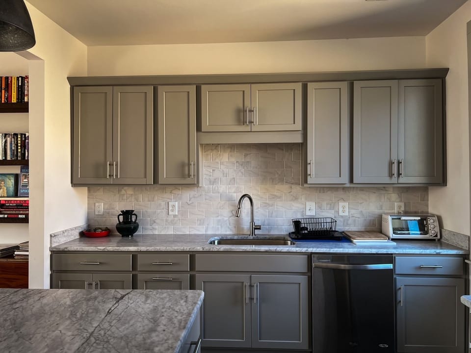 Full Kitchen. 