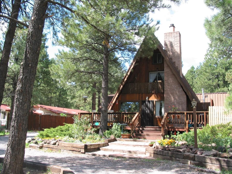 Flagstaff Chalet, unique A frame vacation home