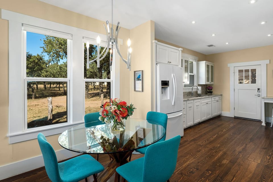 Dining Area that seats 4