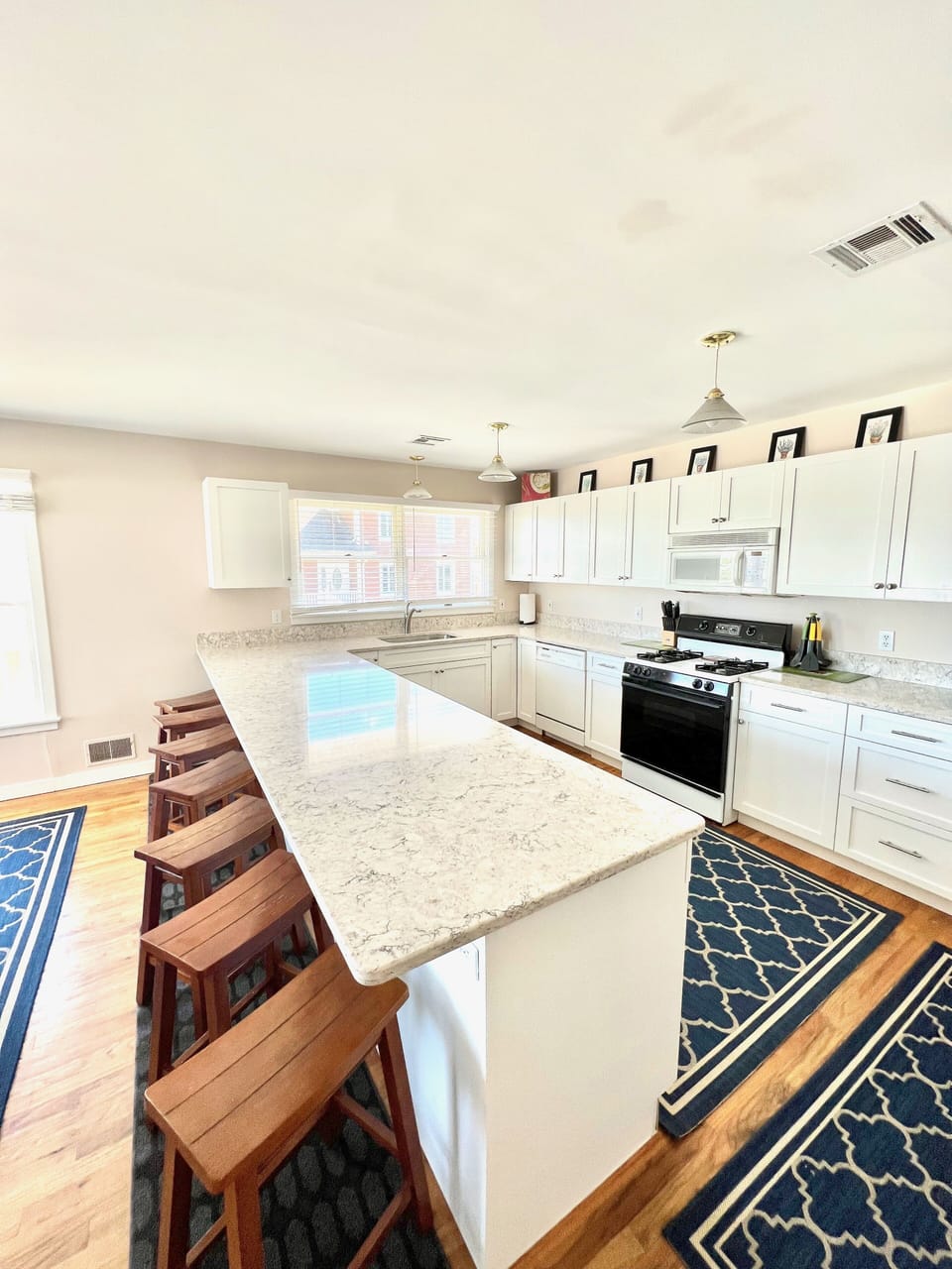 Top Floor Kitchen and Dining (Upgraded 2022)