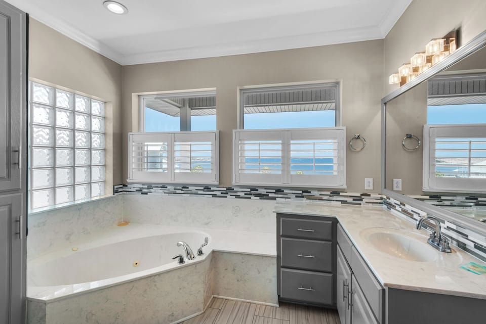 Upper floor en suite bathroom with soaker tub