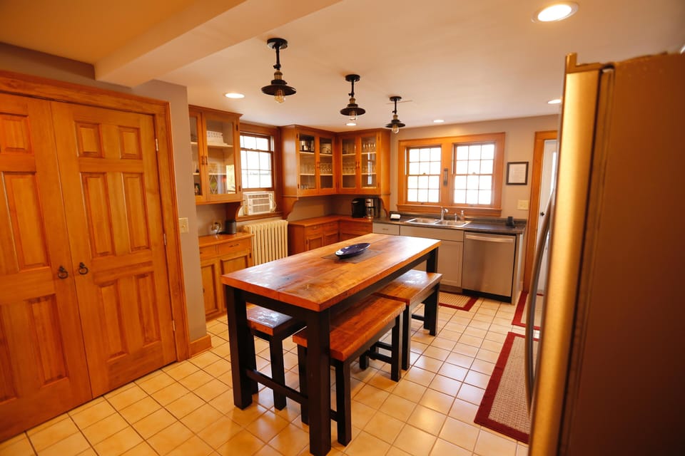 EAT IN KITCHEN 
