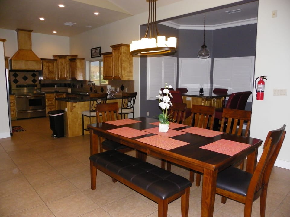 Total dining capacity 16.