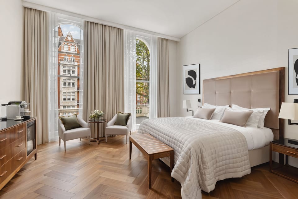 Executive room | Minibar, in-room safe, desk, laptop workspace