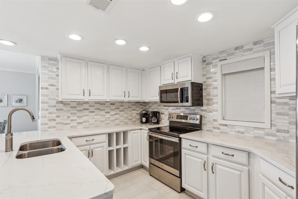 Kitchen with Breakfast Bar at 513 Barrington Court