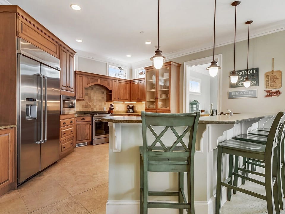 Large Kitchen with Breakfast Bar at 5 Urchin Manor