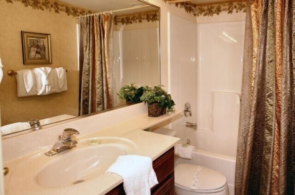 Hall bath by 2nd bedroom.