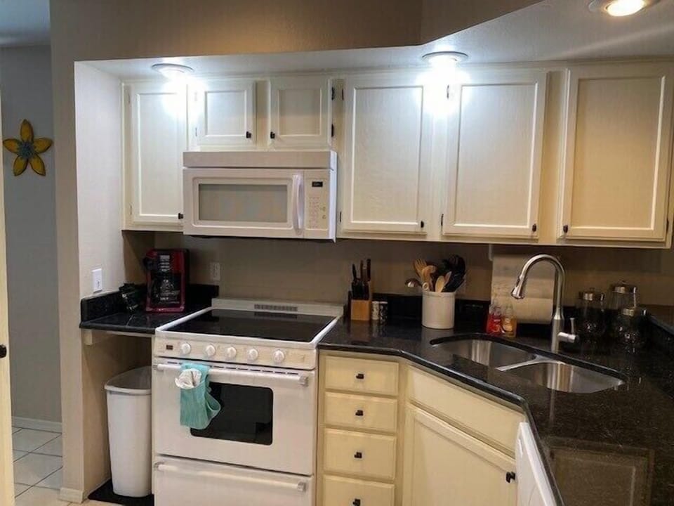 Kitchen has full size range