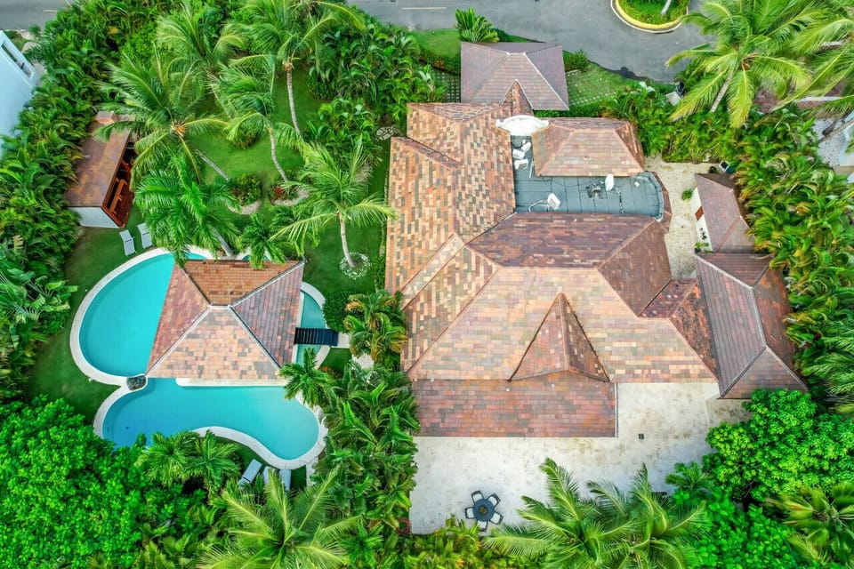 Villa Wyss: A bird`s eye view of the property and tropical surroundings