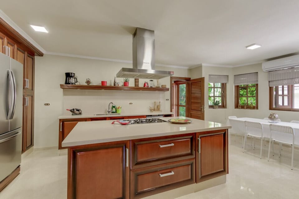 Villa Wyss: Spacious kitchen and breakfast nook