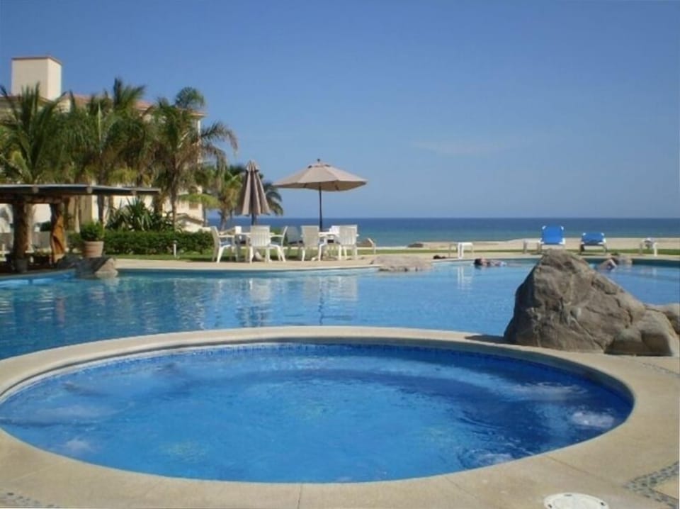 3 beautiful pools, jacuzzi's to choose from