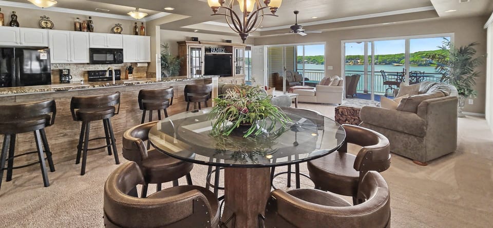 Dining room with seating for 6 and 4 more at the bar