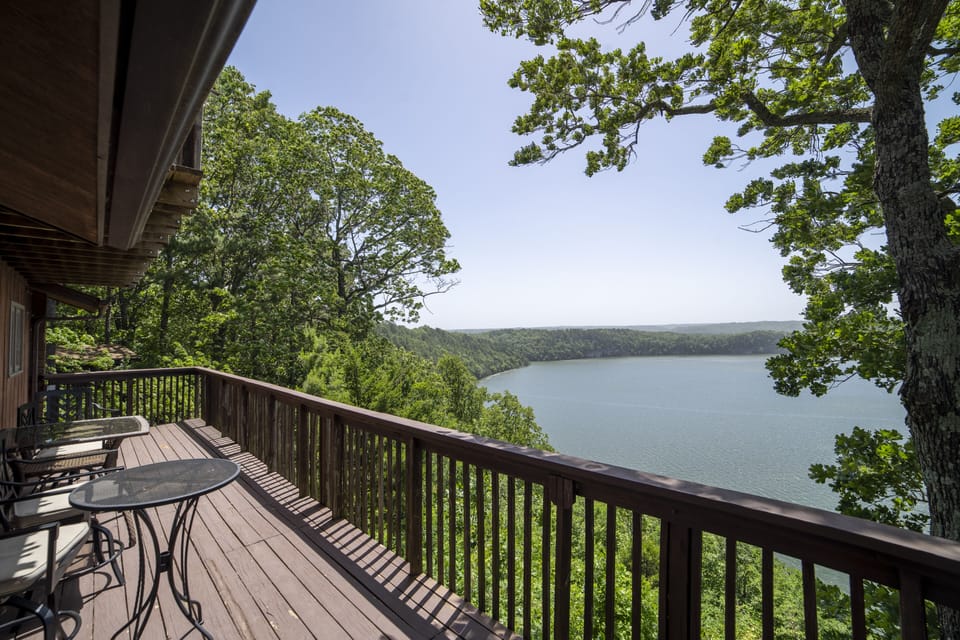 Main level deck with panoramic lakeview of Horseshoe Bend.