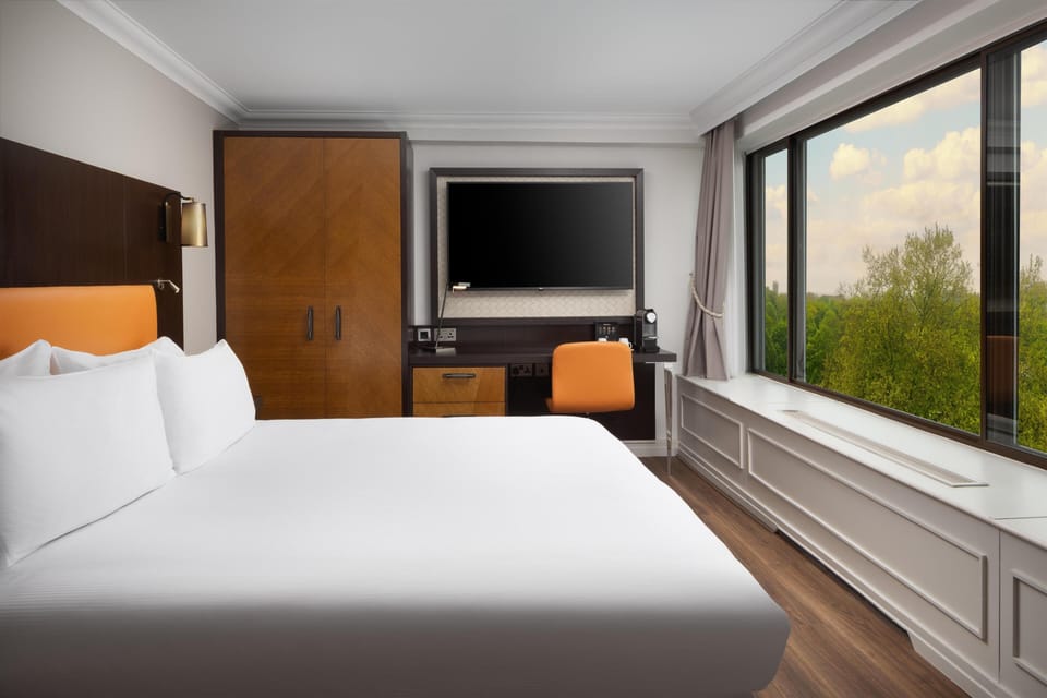Deluxe Room, 1 King Bed, Corner | In-room safe, desk, laptop workspace, blackout drapes