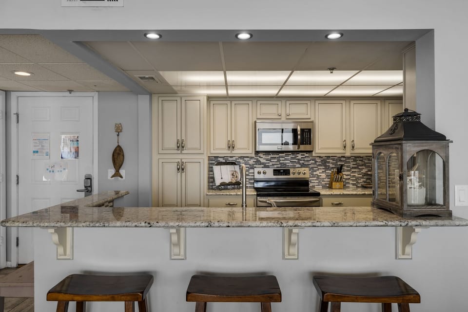 Breakfast bar wit seating for 3