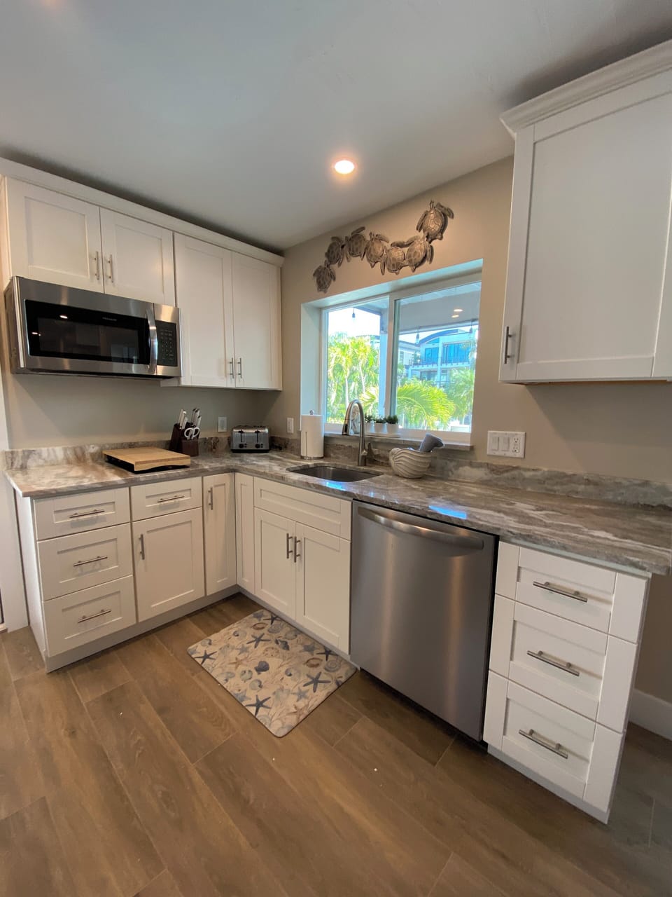 Lower Kitchenette
