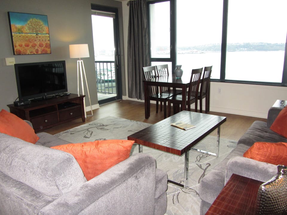 Flat screen TV, but who will watch with this water view!?!