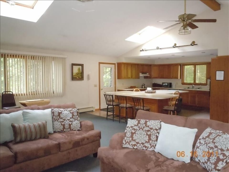 Kitchen 12' X 8' breakfast bar, 40 ft kit cabinetry, top-of-line appliances