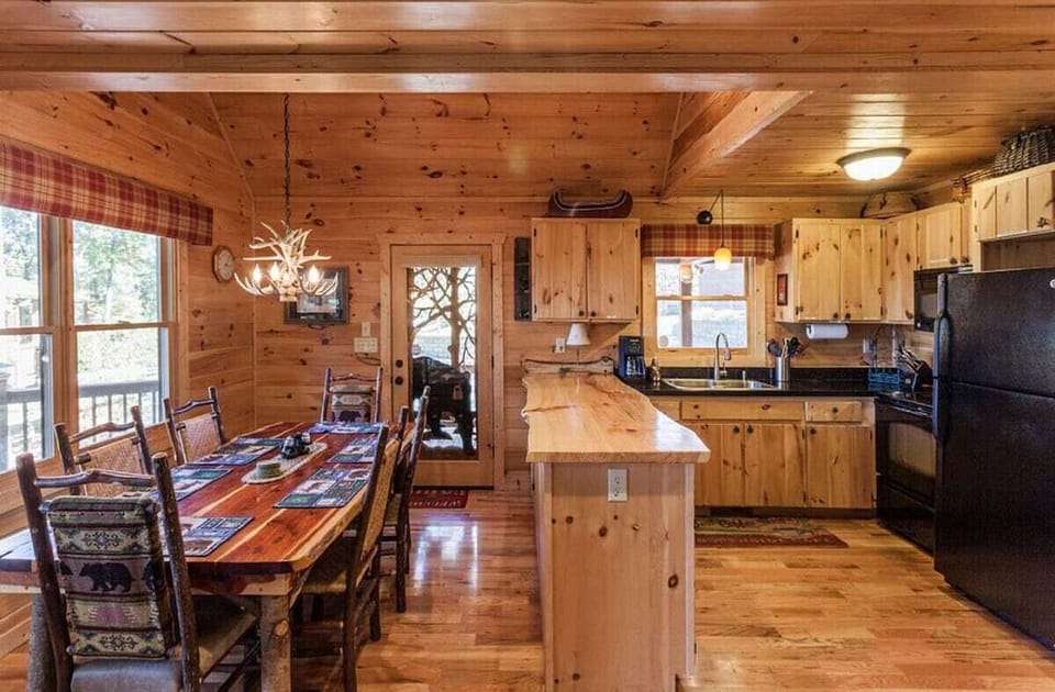 Kitchen & Dining Area