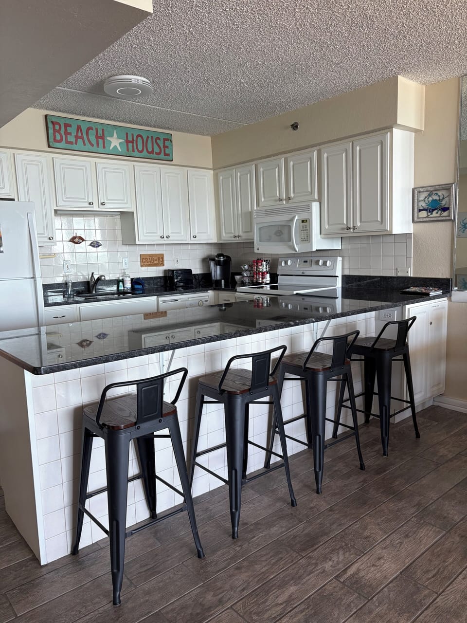 Modern Kitchen w/ Breakfast Bar