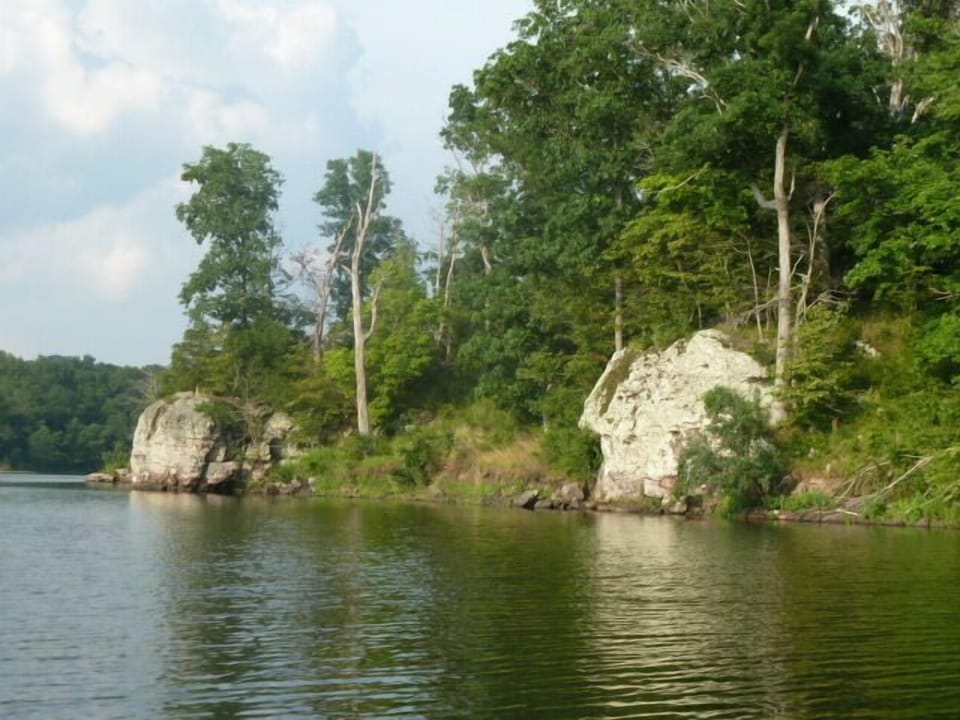 BLUFFS ON CEDAR LAKE 5 MILES FROM CABIN