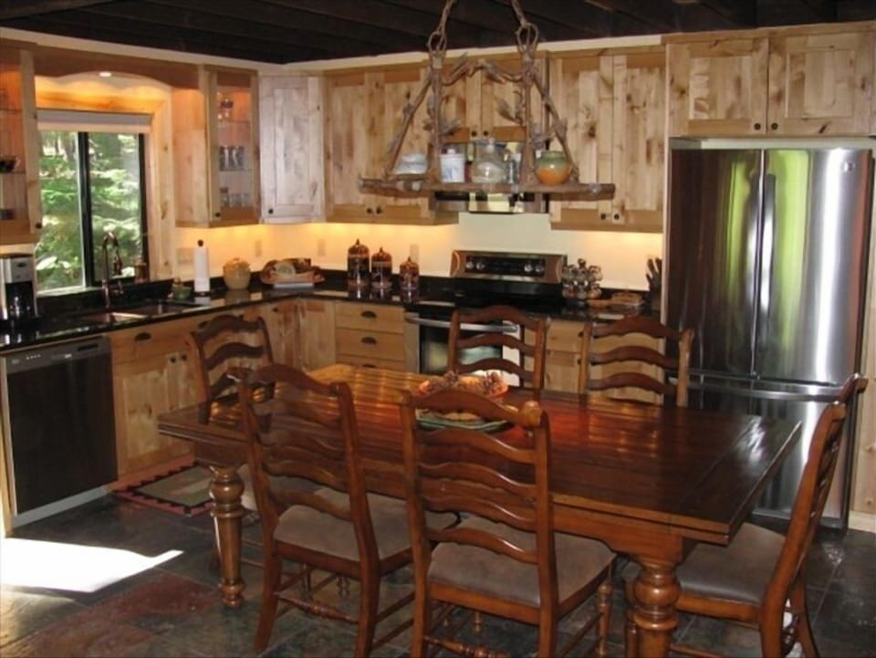 Alder/Stainless Steel/& Granite Kitchen/Dining Area