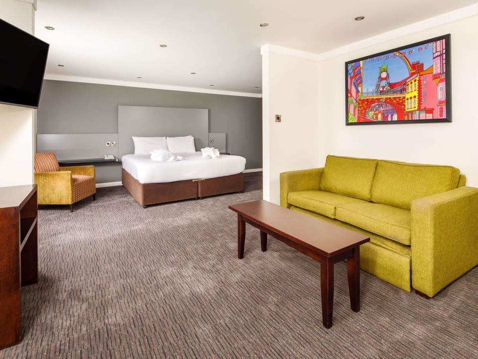 Superior Suite, 1 Double Bed | In-room safe, desk, iron/ironing board, free cribs/infant beds