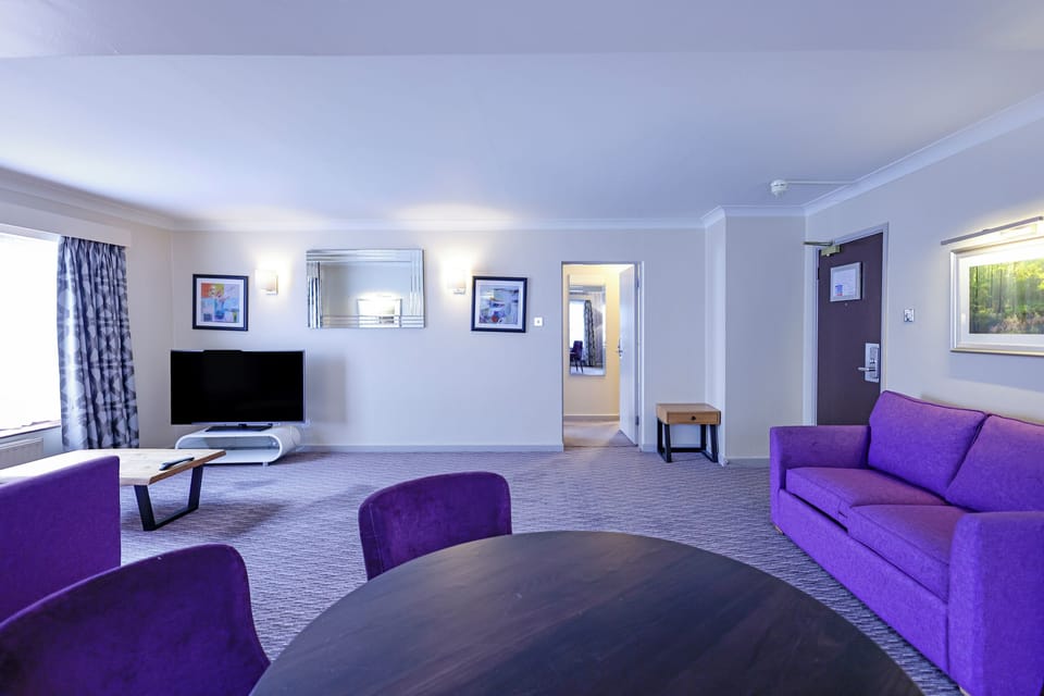 Junior Suite | In-room safe, desk, laptop workspace, soundproofing