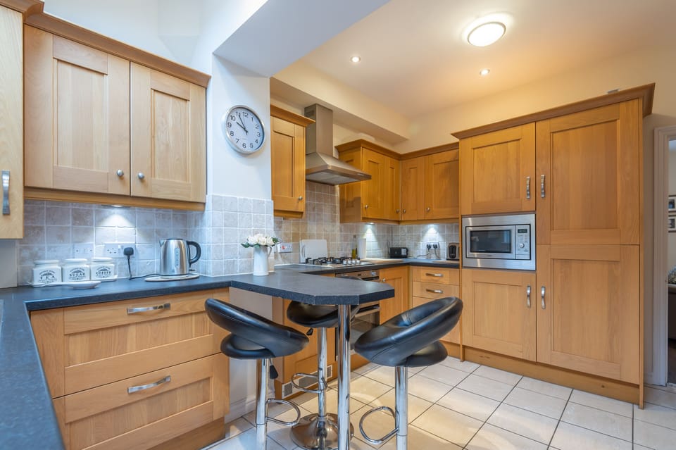 Fully equipped kitchen gas hob and extractor fan  