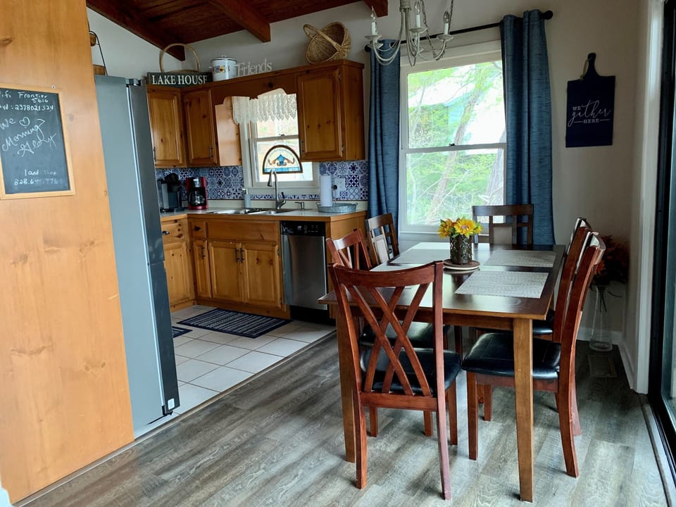 Dining area for 6 with access to screen porch